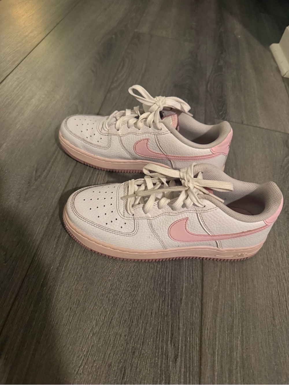 Nike Air Forces in White and Light Pink